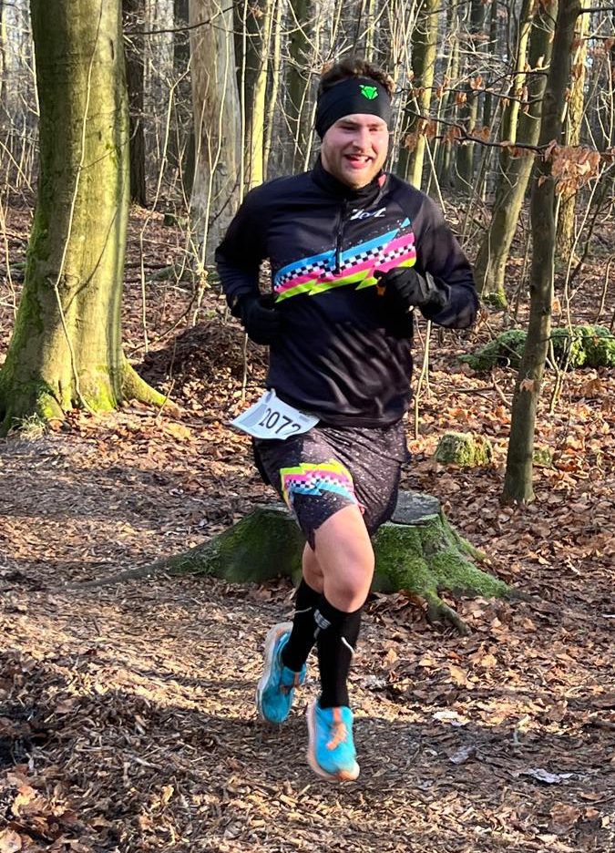 Ich im Wald während des Wettkampfes am laufen.